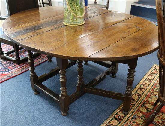 An early 18th century walnut oval topped gateleg dining table W.159cm